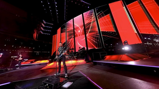 在这款社交VR应用中，你可以体验英国摇滚乐队Muse的一场演唱会